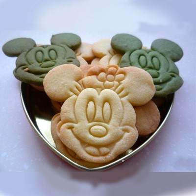 plastic mickey mouse shaped cookie cutter